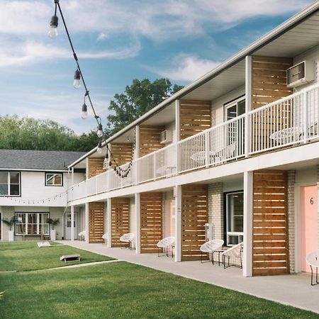 The June Motel, Prince Edward County Пиктон Экстерьер фото