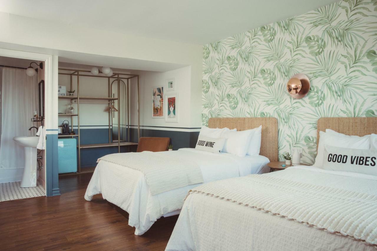 The June Motel, Prince Edward County Пиктон Экстерьер фото
